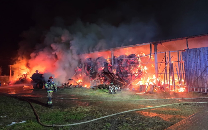 Pożar w budynku, strażacy walczą z ogniem.
