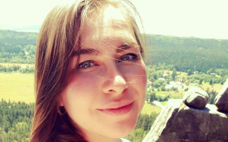 Młoda kobieta na tle górskiego krajobrazu.