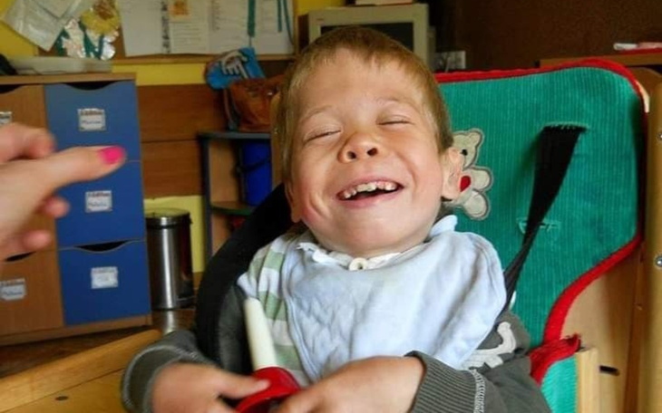 Chłopiec uśmiechający się w foteliku.