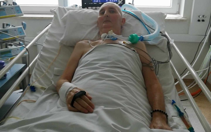 Mężczyzna leżący w szpitalnym łóżku, podłączony do aparatury.