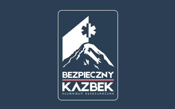 Logo z górą Kazbek i symbolem medycznym.