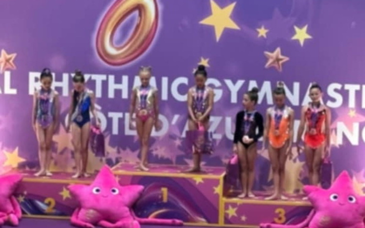 Młode gimnastyczki na podium podczas zawodów.