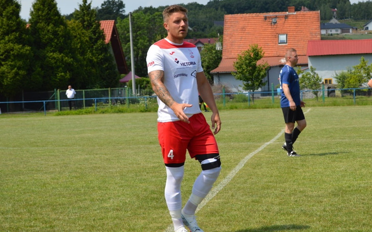 Piłkarz na boisku, w akcji podczas meczu.