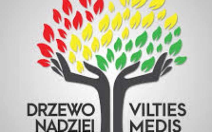 Logo z drzewem i dłońmi, symbolizujące nadzieję.