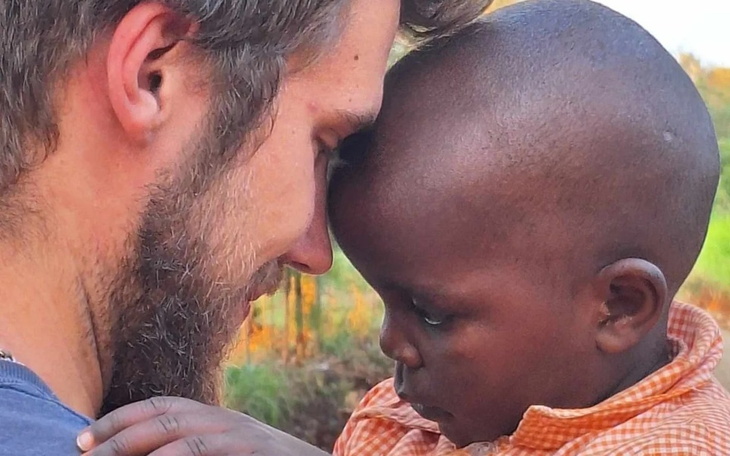 Mężczyzna i dziecko, blisko siebie, dzielący emocjonalny moment.