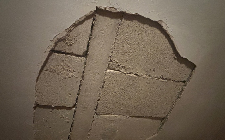 Uszkodzenie sufitu, widoczna dziura w tynku.