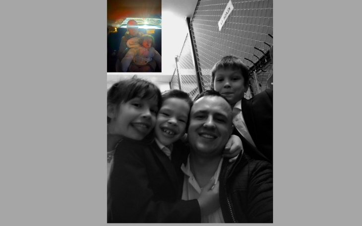 Rodzina pozująca do zdjęcia w radosnej atmosferze.