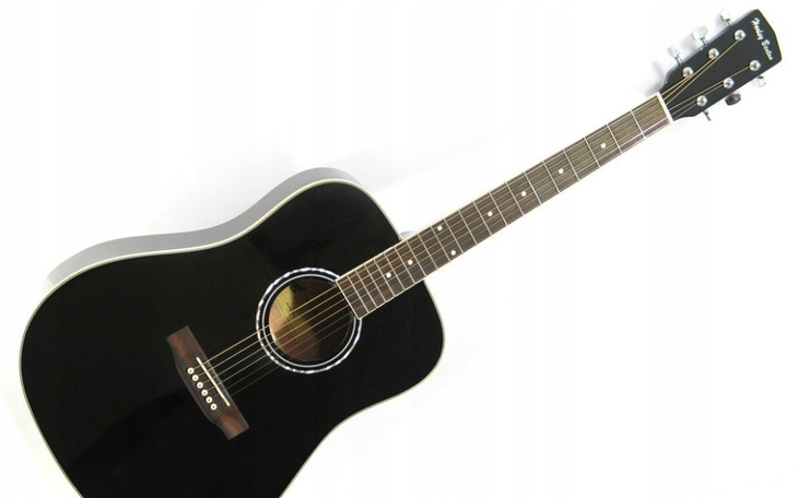 Czarna gitara akustyczna na białym tle.