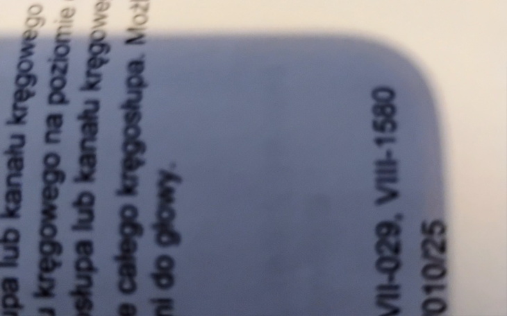 Mężczyzna leżący w szpitalnym łóżku po operacji.