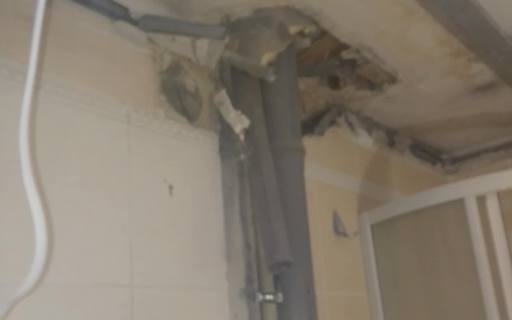 Uszkodzona instalacja w łazience, widok z bliska.