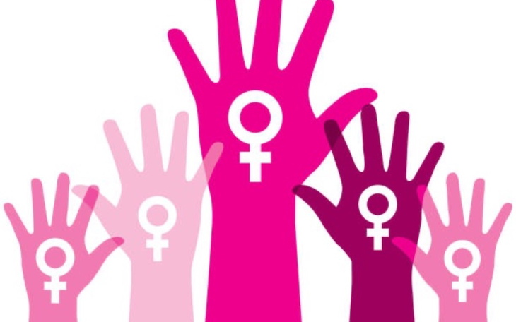 Ręce z symbolem kobiety, podkreślające równość.