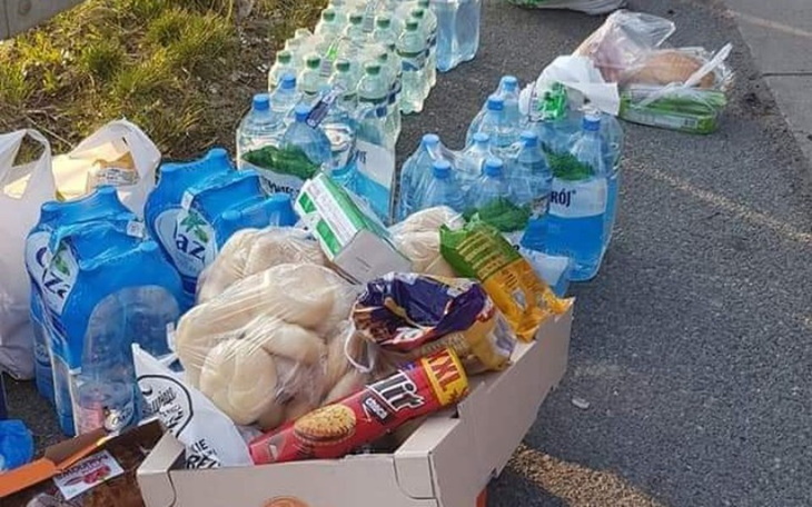 Zestaw żywności i wody, przygotowany dla potrzebujących.