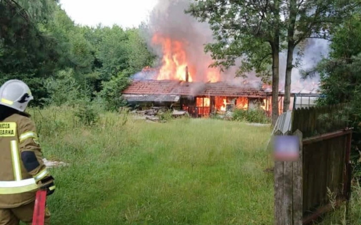 Pożar domu, strażak w akcji.