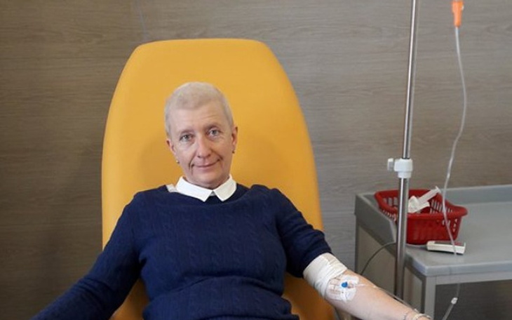 Kobieta w trakcie leczenia, siedząca na fotelu.