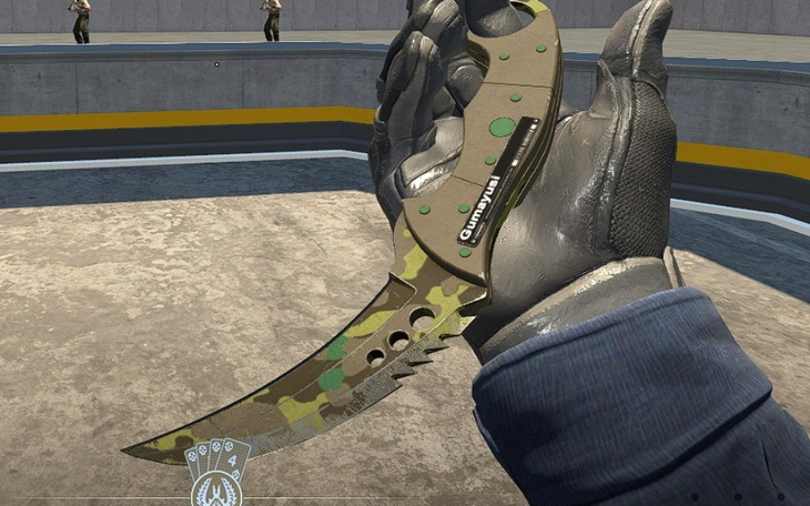 Skórzany nóż w grze komputerowej, trzymany w ręce.