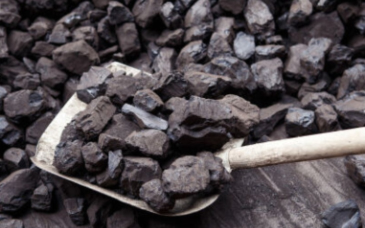 Węgiel na łopacie, gotowy do użycia.