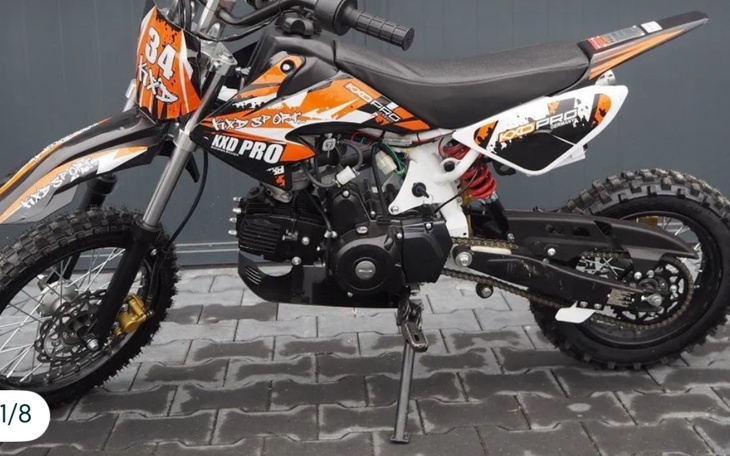 Motocykl terenowy w pomarańczowo-czarnych kolorach.