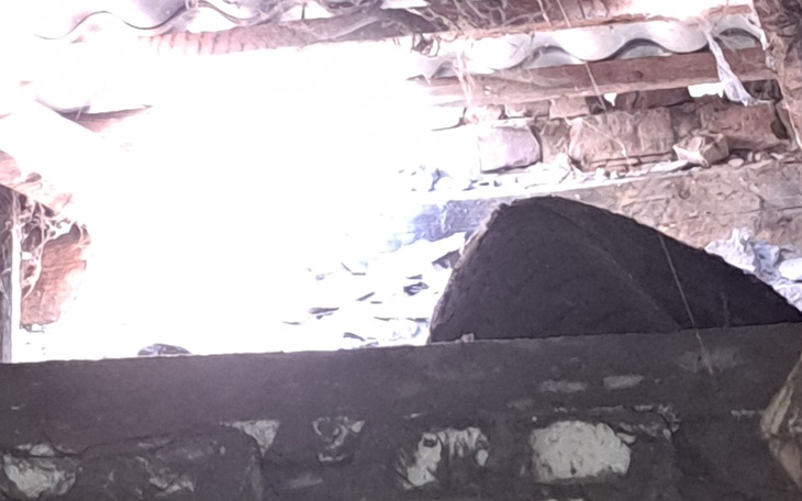 Widok na jasne światło przez otwór w dachu.