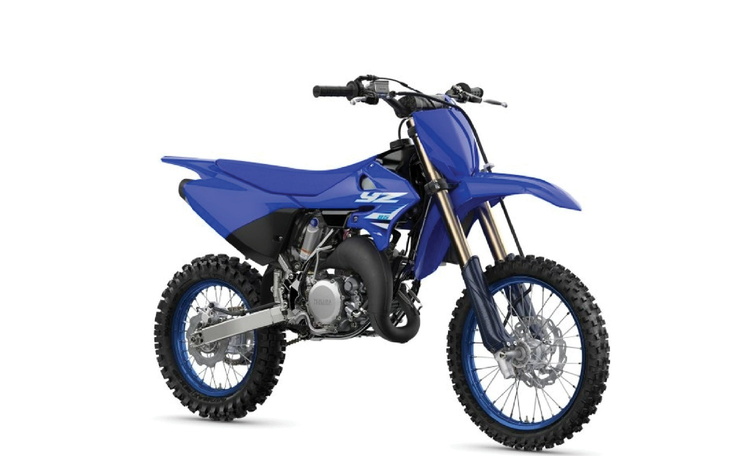 Motocykl terenowy w kolorze niebieskim na białym tle.