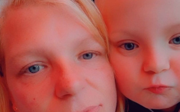 Mama z dzieckiem, oboje z uśmiechami na twarzach.