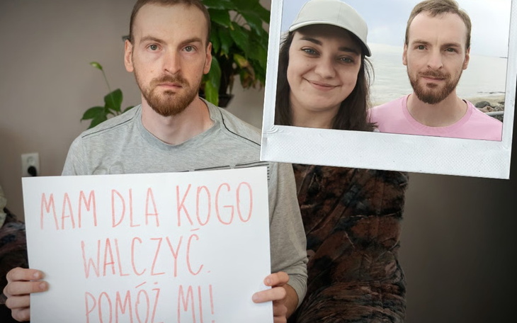 Osoba trzymająca transparent z napisem o walce i wsparciu.