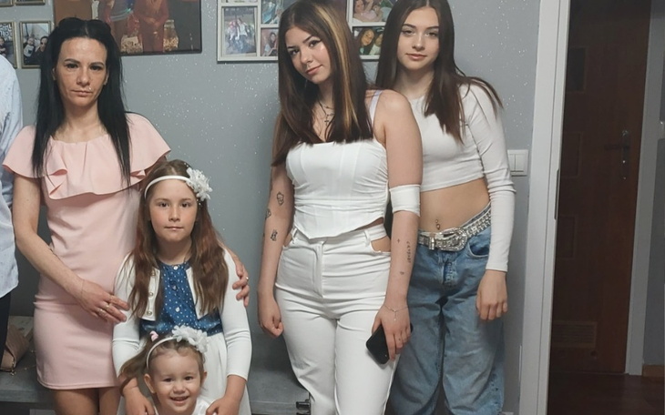 Rodzina pozująca do zdjęcia w domowym otoczeniu.