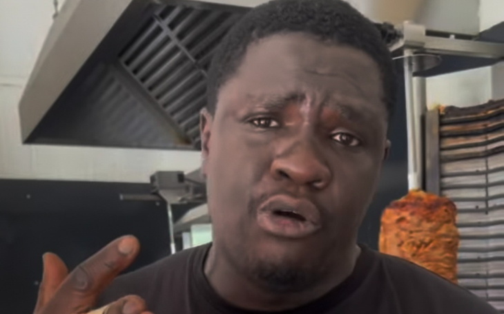 Mężczyzna w kuchni, opowiadający o swojej pasji do gotowania.