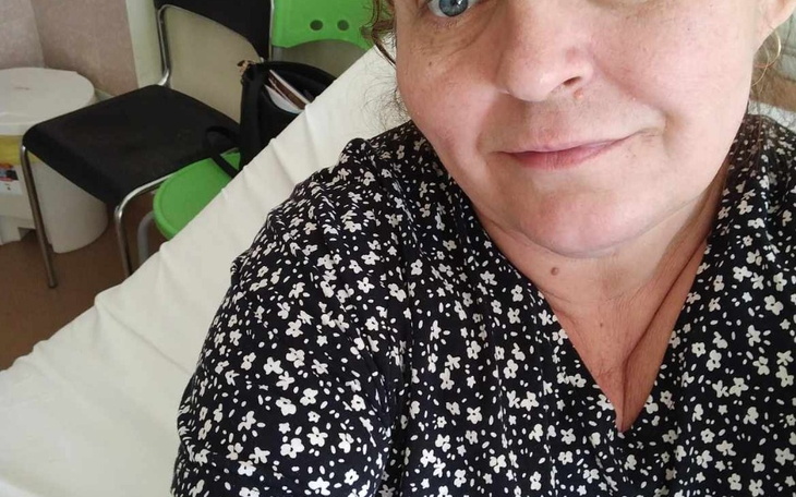 Kobieta robiąca selfie w szpitalnym łóżku.