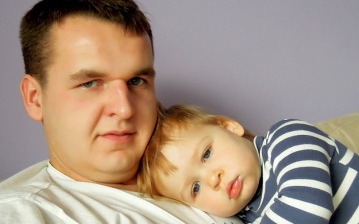 Mężczyzna z dzieckiem na kanapie.