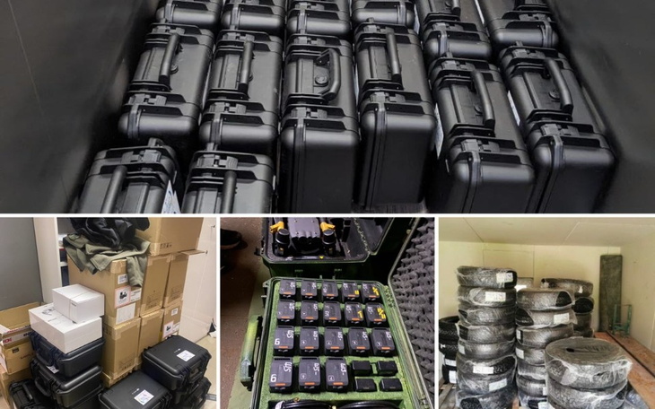 Zestaw czarnych pojemników i akcesoriów w magazynie.