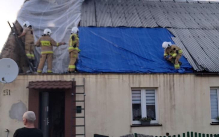 Dzieci smutne w objęciach matki, wyrażające troskę.