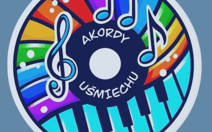 Kolorowa grafika z nutami i napisem 'Akordy Uśmiechu'.