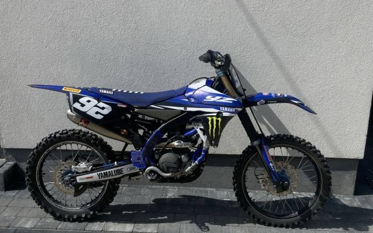 Motocykl terenowy marki Yamaha na podjeździe.