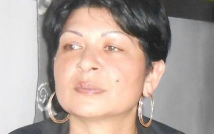 Kobieta z wyraźnym makijażem, patrząca w obiektyw.