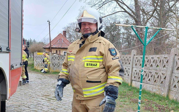 Pies z raną, czekający na pomoc weterynaryjną.