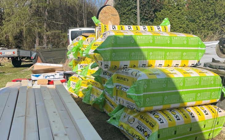 Stos worków budowlanych na placu budowy.