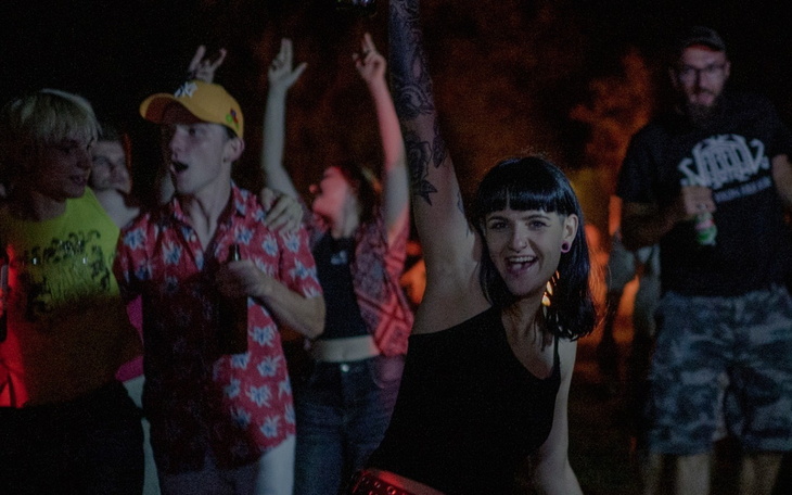 Grupa ludzi bawiących się na imprezie nocnej.