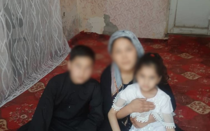 Rodzina na tle skromnego wnętrza, spędzająca czas razem.