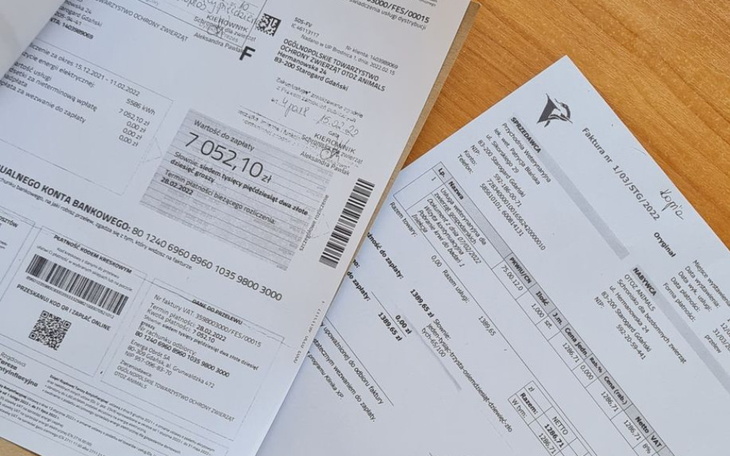 Dokumenty finansowe leżące na drewnianym biurku.