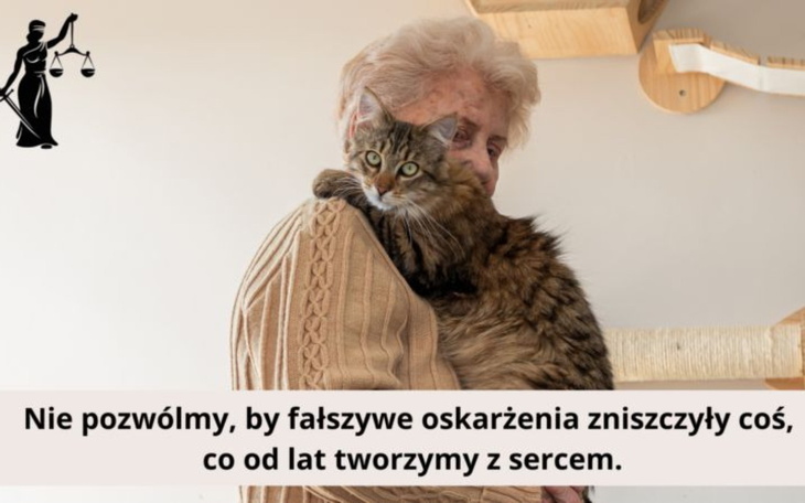 Starsza kobieta trzyma kota, wyrażając miłość i wsparcie.