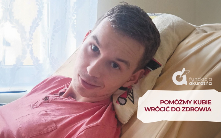 Młody mężczyzna leżący na łóżku, potrzebujący pomocy.