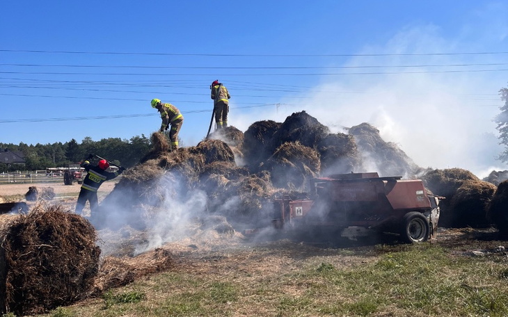 Strażacy pracujący przy gaszeniu ognia na farmie.