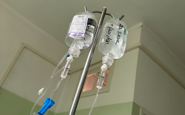 Kroplówki w szpitalu, przygotowane do podania pacjentowi.