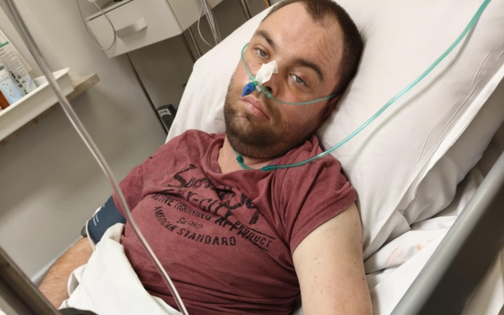 Mężczyzna w szpitalu, podłączony do aparatury medycznej.