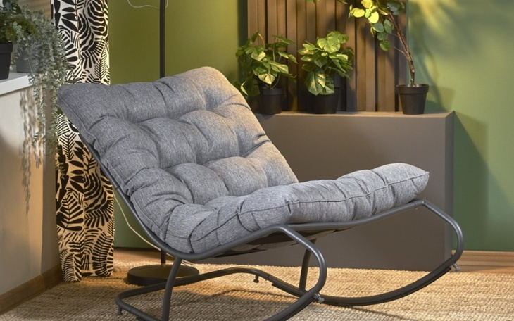 Wygodny fotel w nowoczesnym wnętrzu z roślinami.