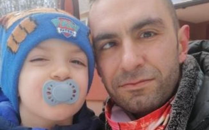 Mężczyzna z dzieckiem na zdjęciu, obaj uśmiechnięci i zadowoleni.