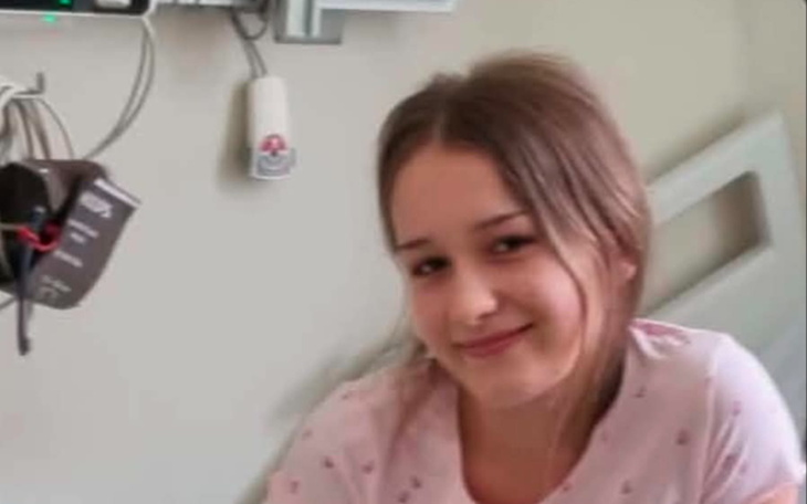 Nowy blat pracy z kubkiem i laptopem, osoba pracuje