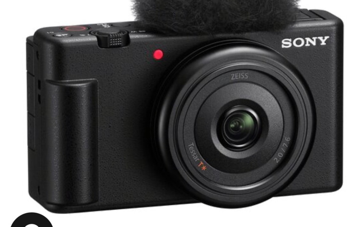 Kamera Sony z mikrofonem, idealna do nagrywania.