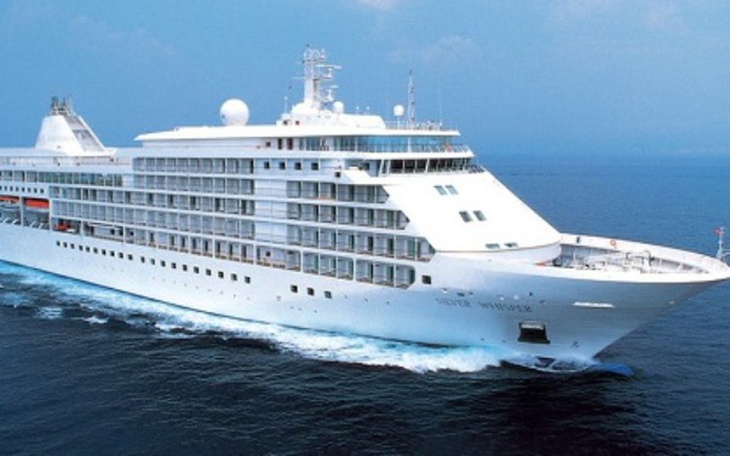 Luksusowy statek wycieczkowy na morzu.