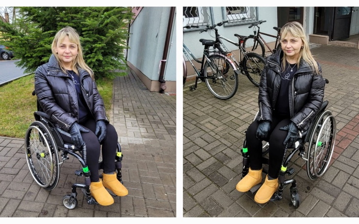 Kobieta w wózku inwalidzkim na zewnątrz, uśmiechnięta i w ciepłej kurtce.